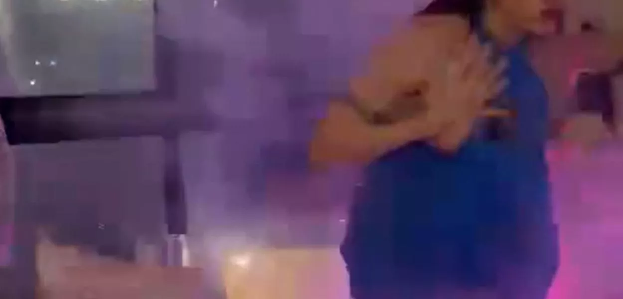 Turista é atingida por fogos de artifício dentro de apartamento e relata ter sofrido negligência em SC (vídeo)