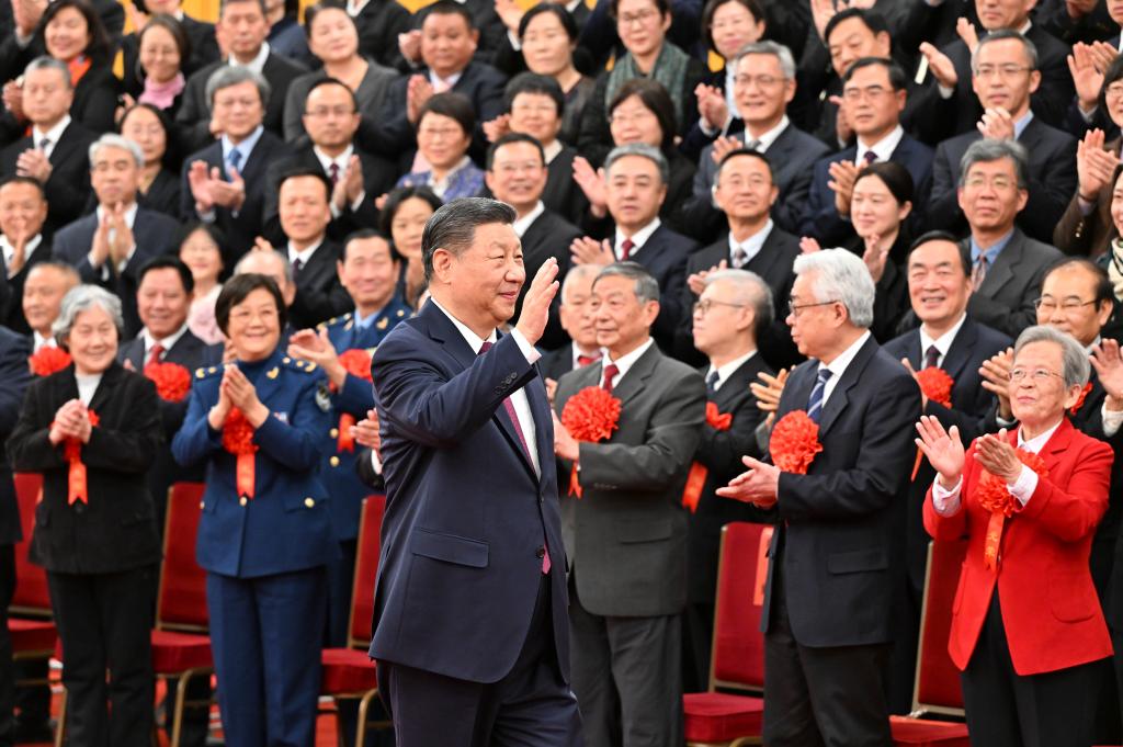 Xi reúne-se com representantes de aposentados exemplares