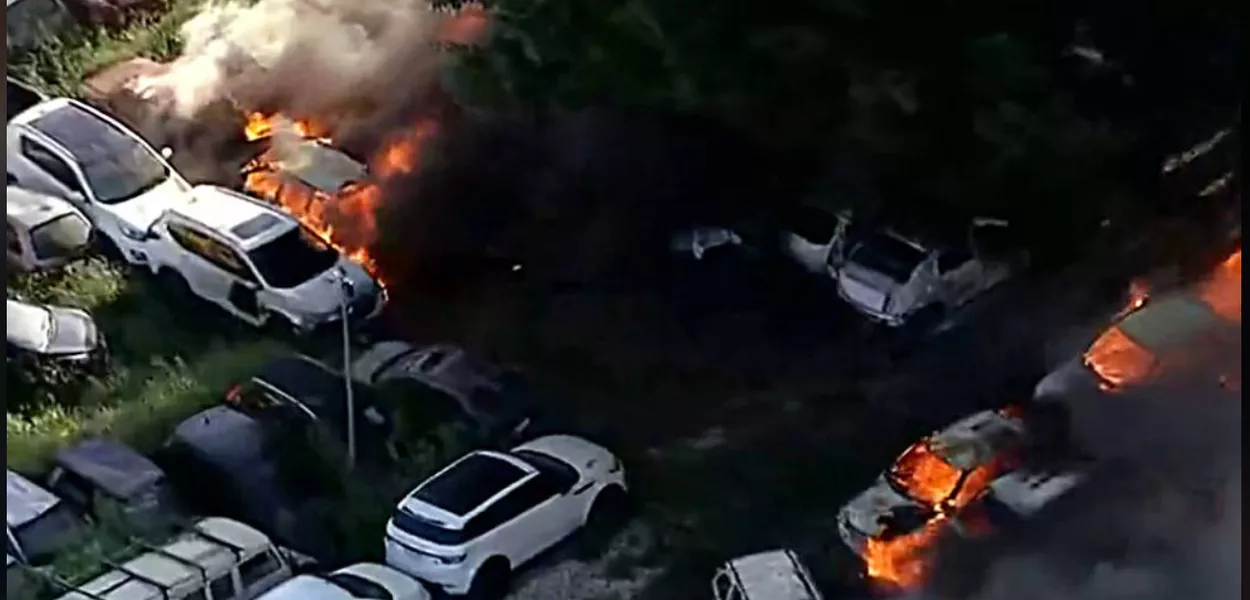 Incêndio atinge pátio de carros apreendidos pela polícia em São Paulo