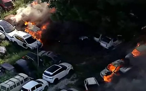 Incêndio atinge pátio de carros apreendidos pela polícia em São Paulo