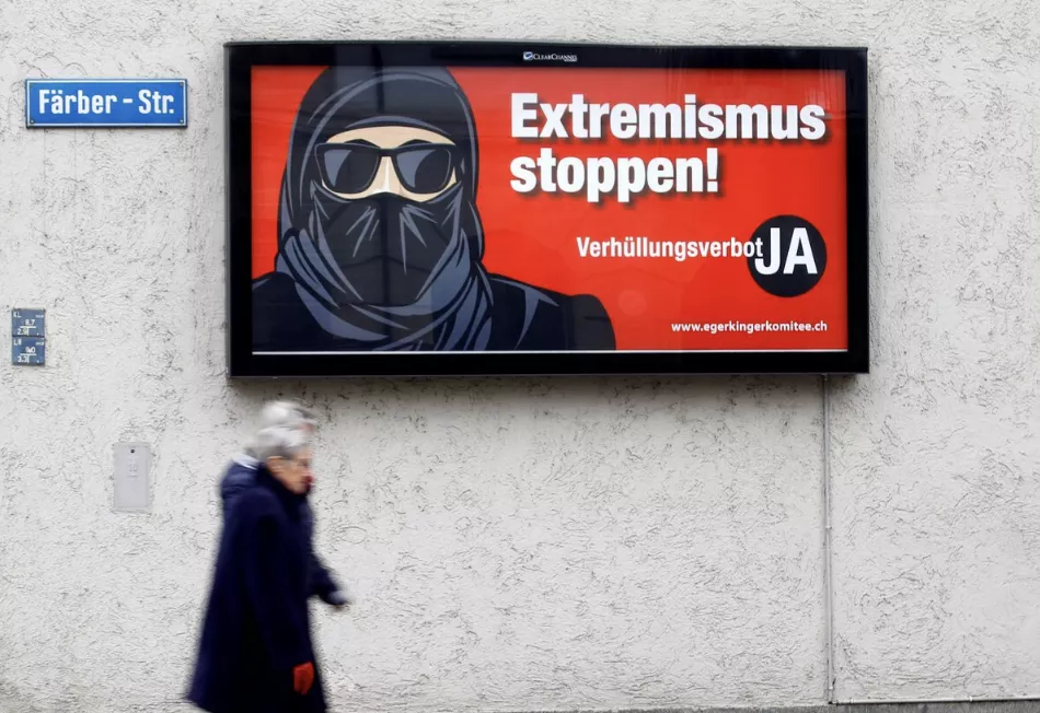 Um pôster do comitê de iniciativa contra o uso da burca onde se lê "Pare o extremismo! Proibição do véu - Sim" é visto em Zurique, Suíça, em 15 de fevereiro de 2021