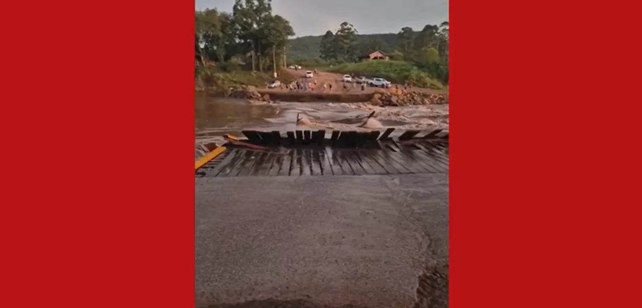 Ponte provisória inaugurada no dia 21/12 desaba sobre o Rio Caí, no RS