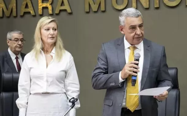 Betina Worm (PL) e Sebastião Melo (MDB) na cerimônia de posse na Câmara Municipal de Porto Alegre (RS)