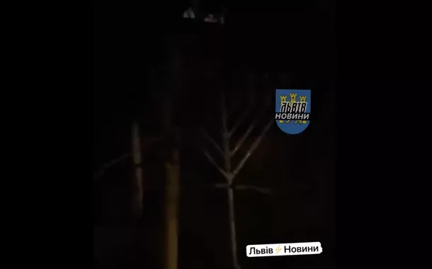 Iluminação em forma de menorá, o tradicional candelabro de sete braços da cultura hebraica, é vandalizado por neonazista ucraniano