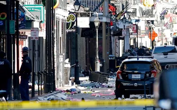 Restos de escombros são vistos na Bourbon Street depois que uma caminhonete foi lançada contra uma multidão em Nova Orleans