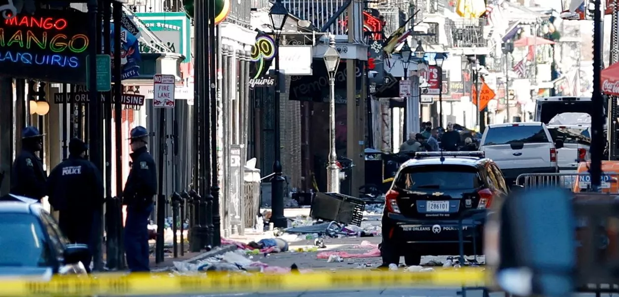 Restos de escombros são vistos na Bourbon Street depois que uma caminhonete foi lançada contra uma multidão em Nova Orleans