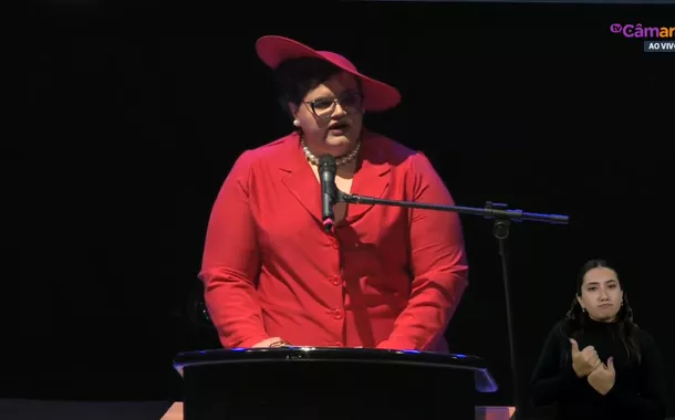 Vereadora trans de Araraquara enfrenta transfobia durante posse (vídeo)