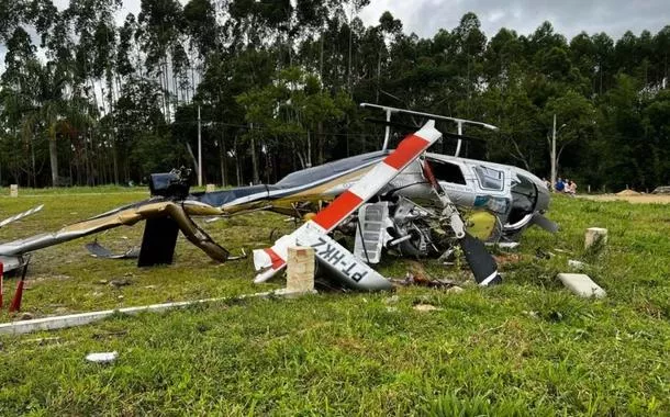 Com cinco pessoas, helicóptero cai no litoral norte de Santa Catarina; todos sobreviveram