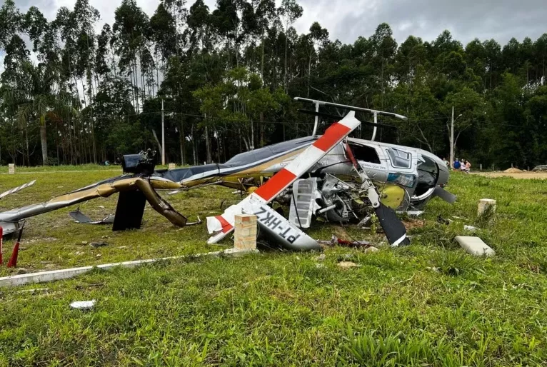 Com cinco pessoas, helicóptero cai no litoral norte de Santa Catarina; todos sobreviveram