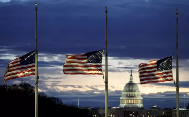 Bandeiras dos Estados Unidos a meio mastro