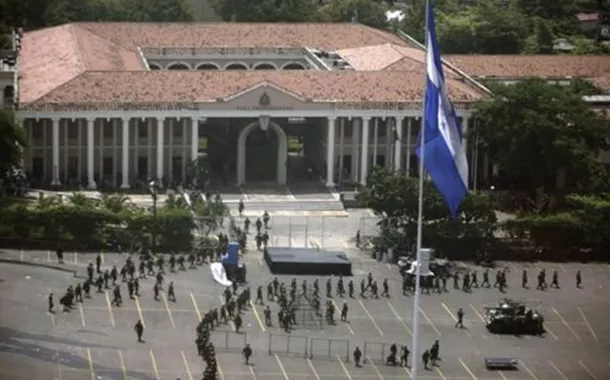 Soldados caminham em frente à residência presidencial em Tegucigalpa, 29 de junho de 2009