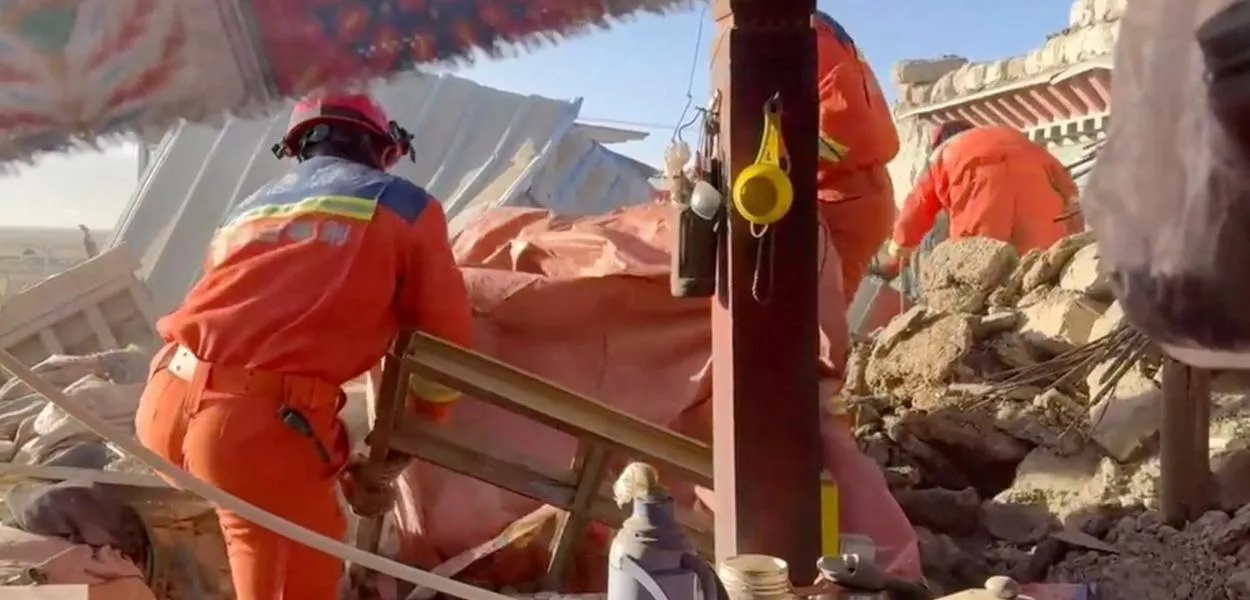 Equipes de resgate trabalham nos escombros após forte terremoto atingir região do Tibete, na China