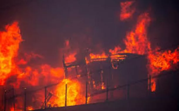 Incêndio florestal devasta Los Angeles, forçando 30 mil pessoas a se deslocarem