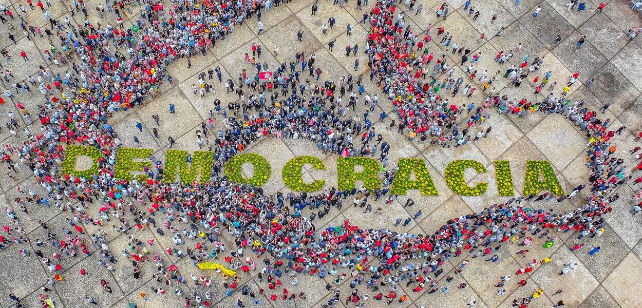 "Abraço da democracia"