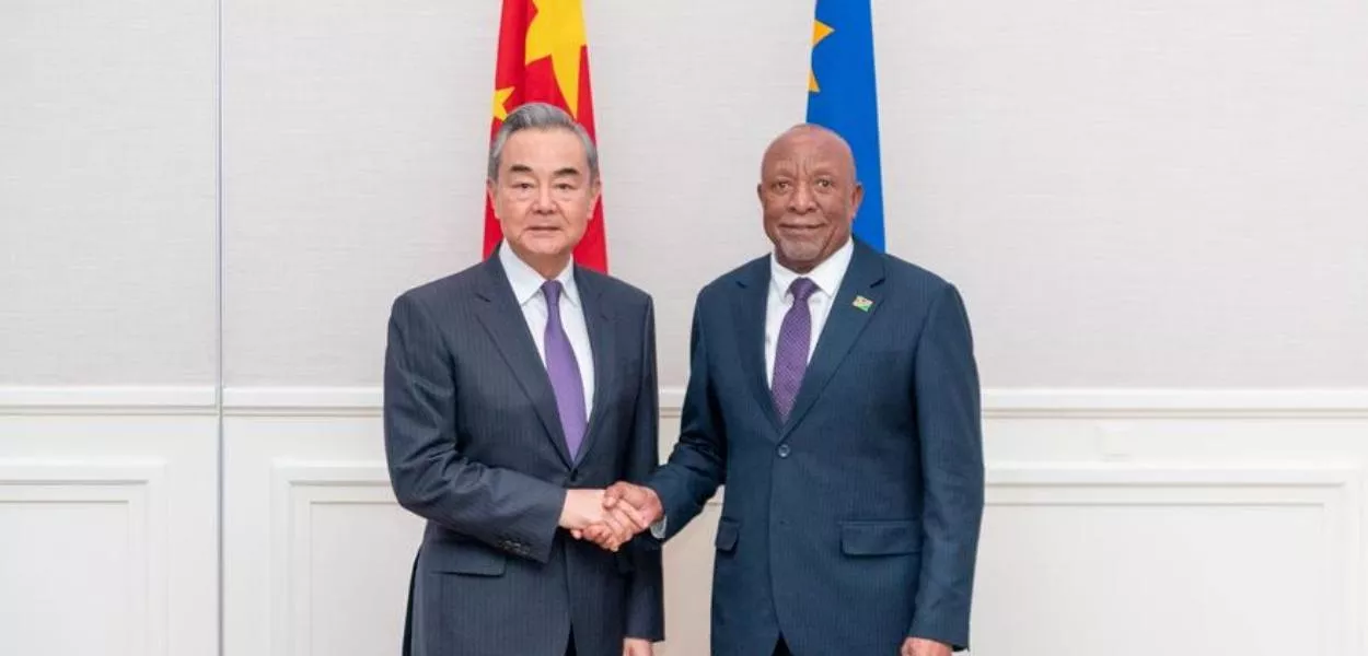 Presidente da Namíbia, Nangolo Mbumba, e o ministro das relações exteriores da China, Wang Yi