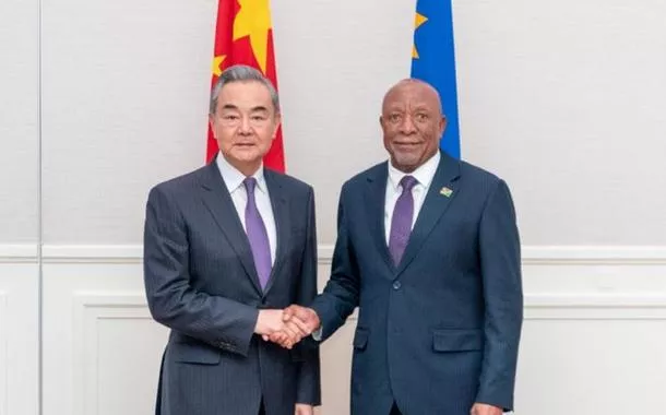 Presidente da Namíbia, Nangolo Mbumba, e o ministro das relações exteriores da China, Wang Yi