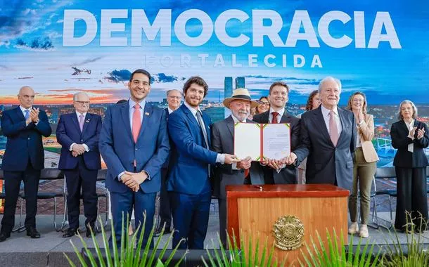Lula com outras lideranças em Brasília