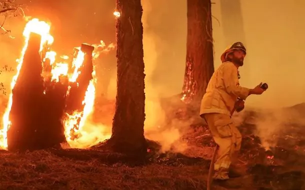 Incêndios deixam a Califórnia em desespero e afetam energia em mais de 400 mil residências (vídeos)