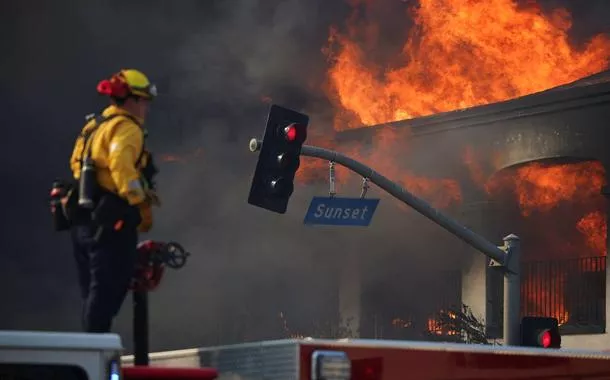 Ventos, calor e seca implacável alimentam incêndios em Los Angeles, dizem cientistas