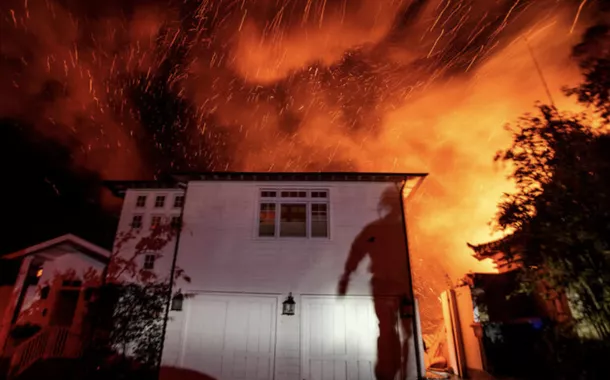 Incêndios em Los Angeles se alastram até Hollywood e forçam evacuação de 100 mil pessoas