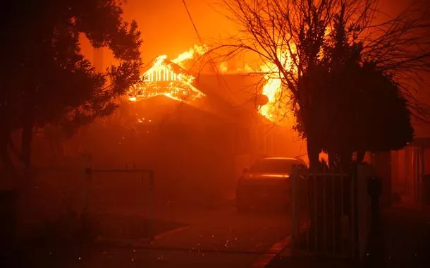 Incêndios florestais fora de controle cercam Los Angeles; pelo menos 5 pessoas morreram