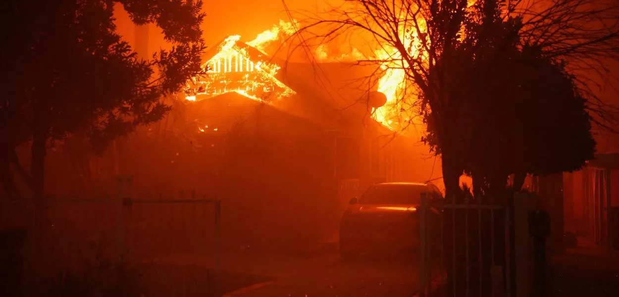 Casa queima enquanto ventos fortes alimentam incêndios florestais devastadores na área de Los Angeles e forçam as pessoas a deixar suas casas
08/01/2025
REUTERS/David Swanson