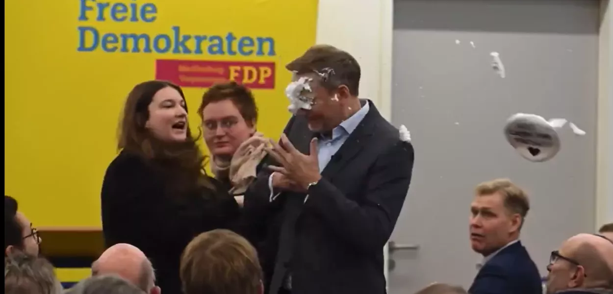 Momento da agressão a Christian Lindner