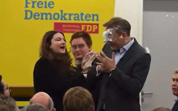 Momento da agressão a Christian Lindner