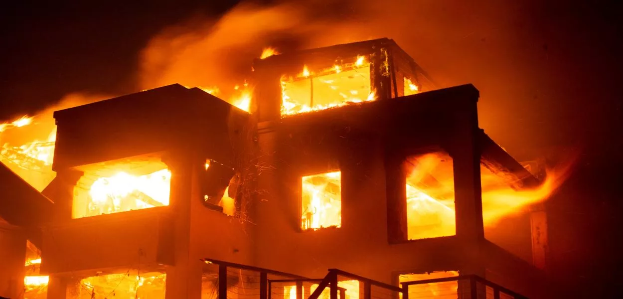 Chamas consomem estrutura em meio a incêndios gigantescos em Los Angeles
08/01/2025