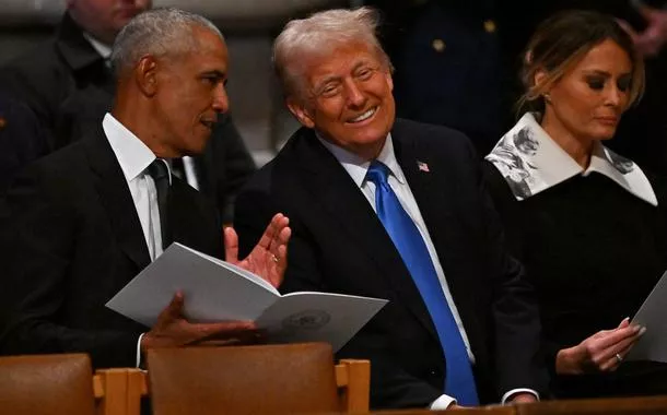 Trump e Obama são flagrados conversando e sorrindo antes do funeral de Jimmy Carter (vídeo)