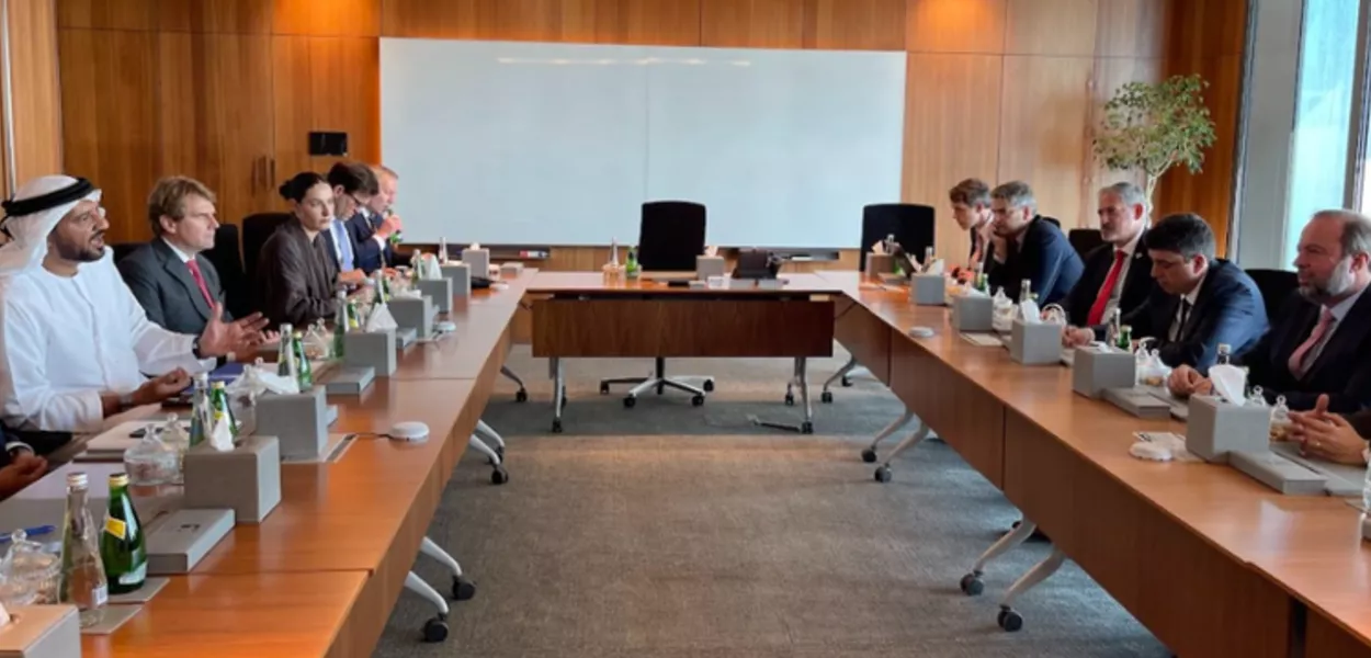 Alexandre Silveira em reunião em Abu Dhabi