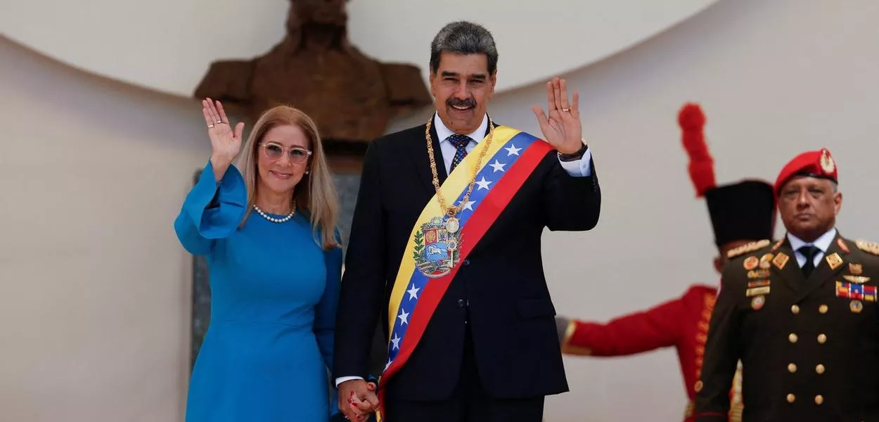 Presidente da Venezuela, Nicolás Maduro, e sua esposa, Cilia Flores, acenam no dia da posse do terceiro mandato presidencial, em Caracas
10/01/2025
