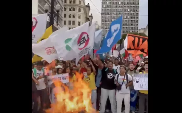 Manifestantes queima catraca em frente à prefeitura de São Paulo, em protesto contra o aumento das passagens do transporte público, no dia 9 de janeiro de 2025