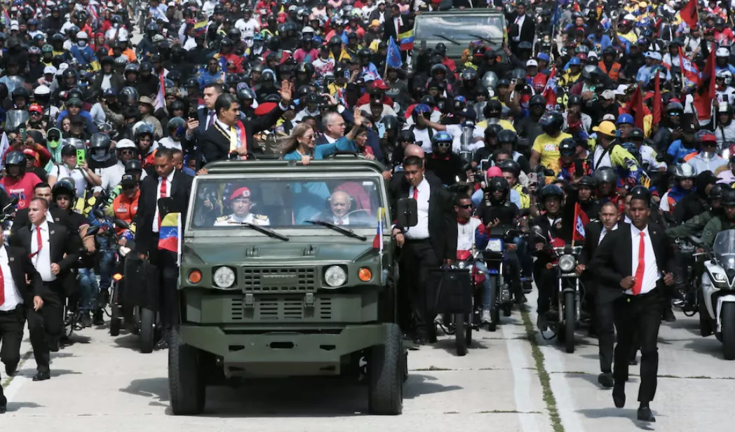 Nicolás Maduro e Cilia Flores em procissão com apoiadores 