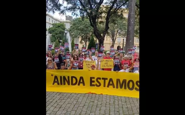 Ato "Tapete Vermelho" homenageia Fernanda Torres e familiares de vítimas da ditadura militar em Belo Horizonte