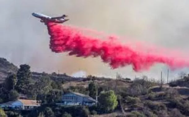 Aeronaves tentam conter propagação de incêndio florestal na Califórnia