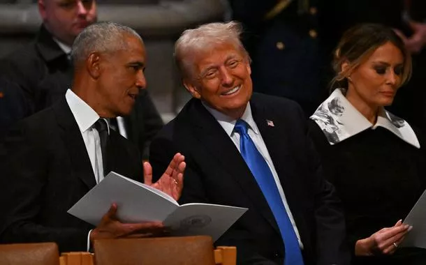 Ex-presidentes dos EUA Barack Obama e Donald Trump conversam durante funeral de Jimmy Carter, em Washington