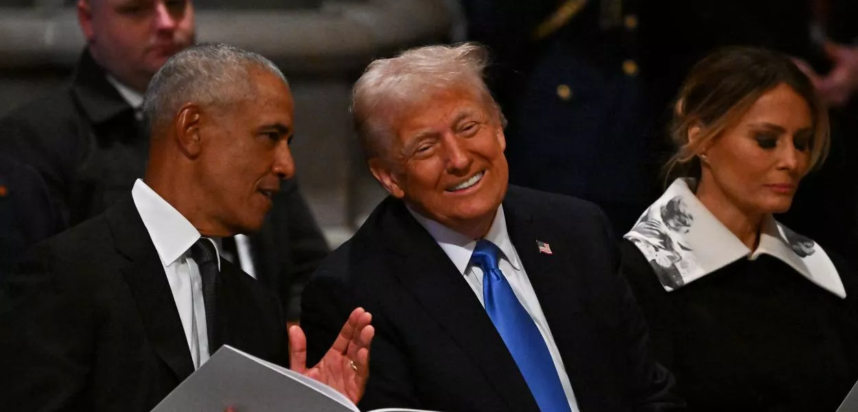 Ex-presidentes dos EUA Barack Obama e Donald Trump conversam durante funeral de Jimmy Carter, em Washington
