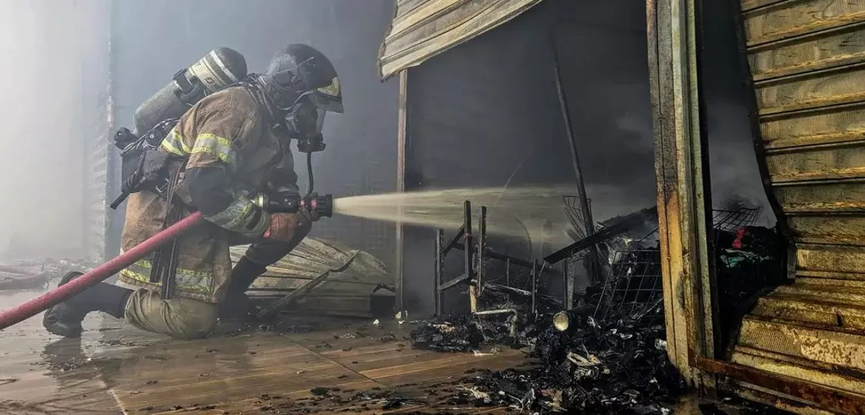 Bombeiros combatem incêndio