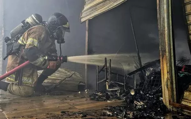 Bombeiros combatem incêndio