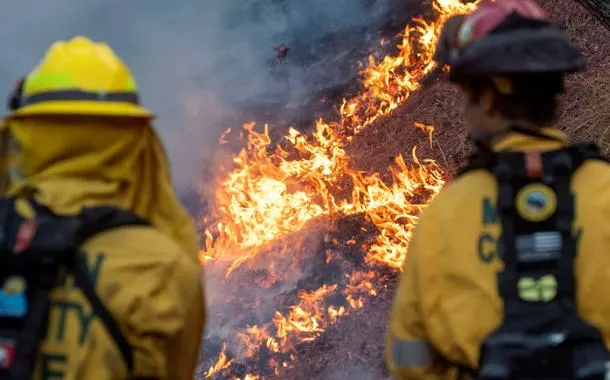 Vale de San Fernando fica sob ameaça enquanto incêndio em Los Angeles continua