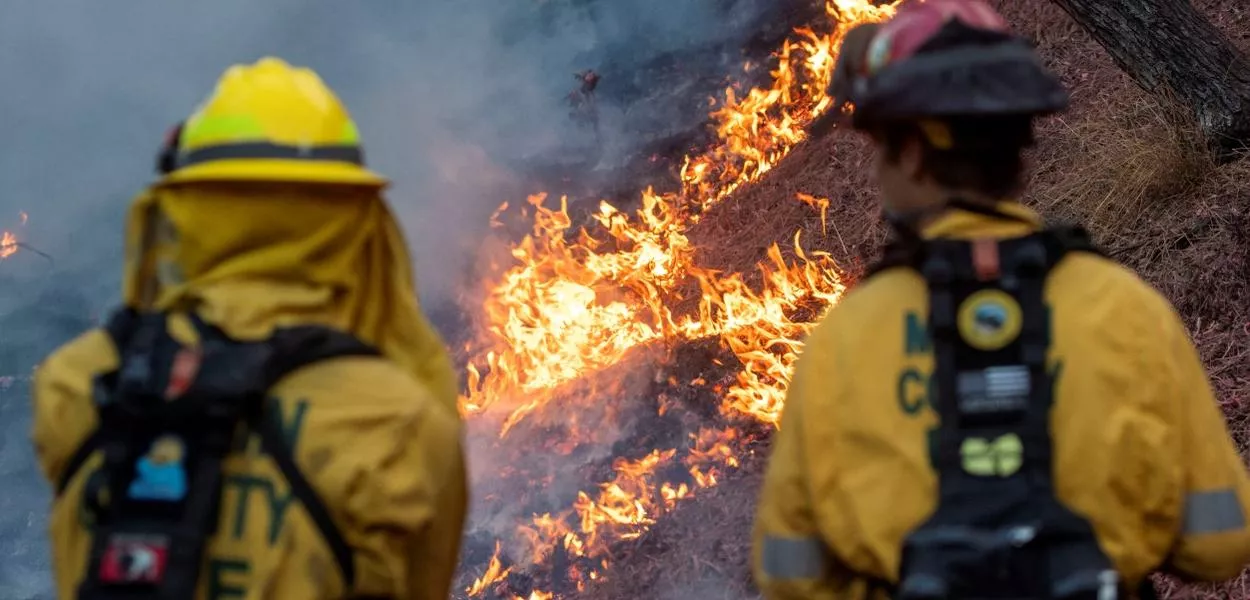 Bombeiros observam incêndio em Los Angeles