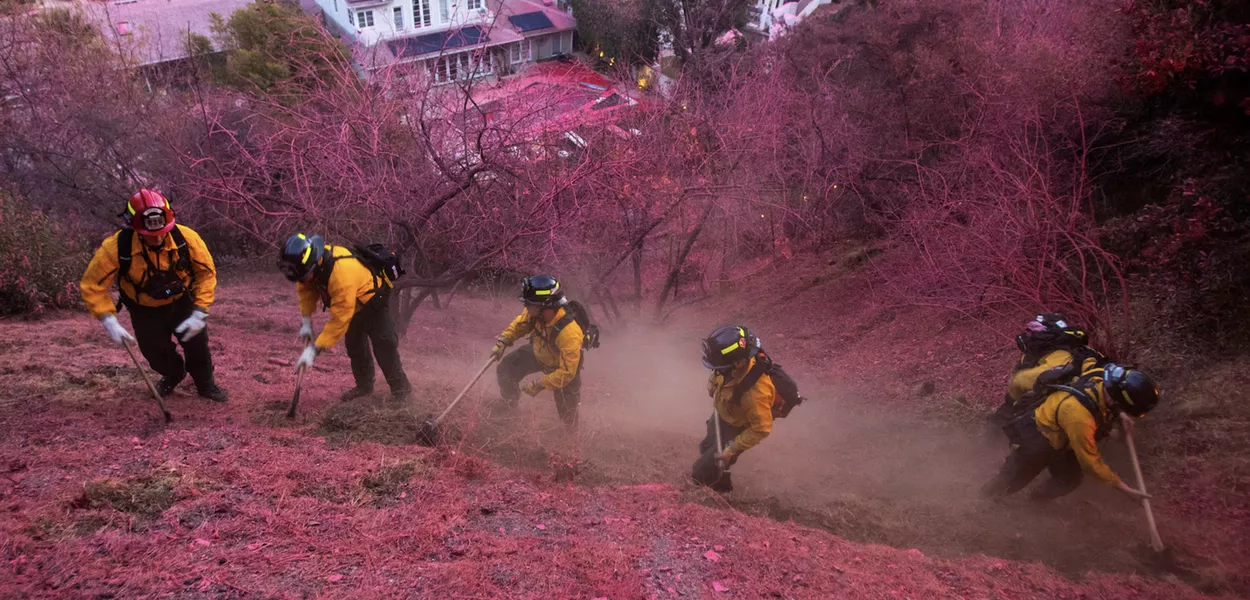 Bombeiros atuam para conter o fogo em Los Angeles