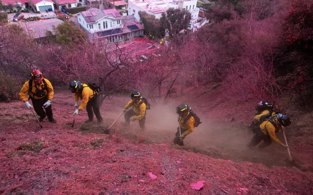 Bombeiros atuam para conter o fogo em Los Angeles