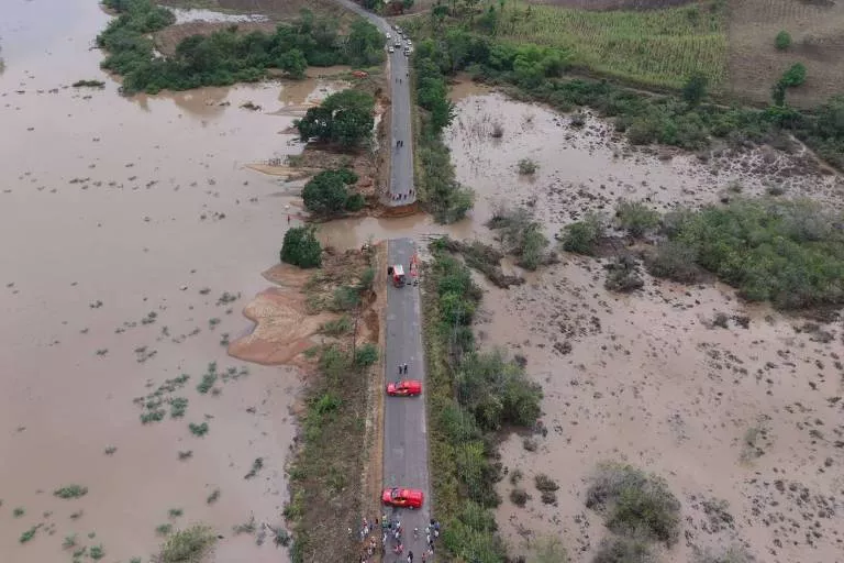 Trecho da rodovia SE-438 que cedeu após fortes chuvas; O trecho ao redor da rodovia ficou alagado 