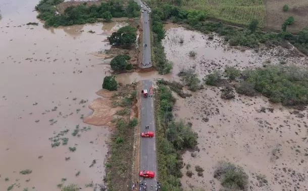 Trecho da rodovia SE-438 que cedeu após fortes chuvas; O trecho ao redor da rodovia ficou alagado 