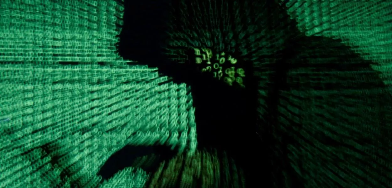 Homem segura laptop enquanto código digital é projetado nele nesta imagem ilustrativa
13/05/2017
REUTERS/Kacper Pempel/Foto ilustrativa