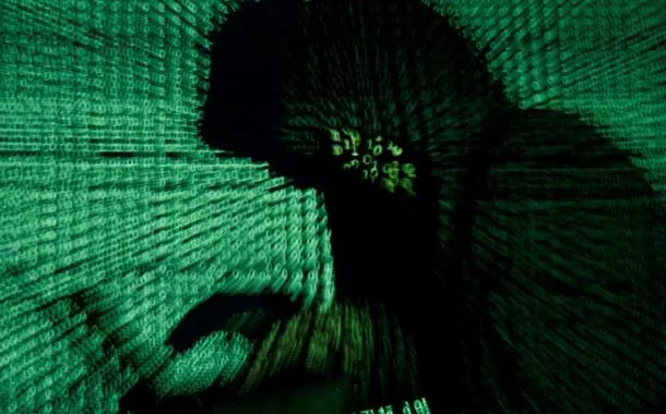 Homem segura laptop enquanto código digital é projetado nele nesta imagem ilustrativa
13/05/2017
REUTERS/Kacper Pempel/Foto ilustrativa