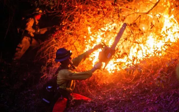 Bombeiro trabalha no combate a incêndio em Los Angeles - 12/01/2025 