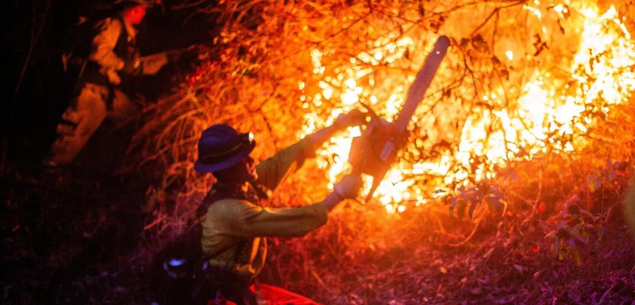 Bombeiro trabalha no combate a incêndio em Los Angeles - 12/01/2025 